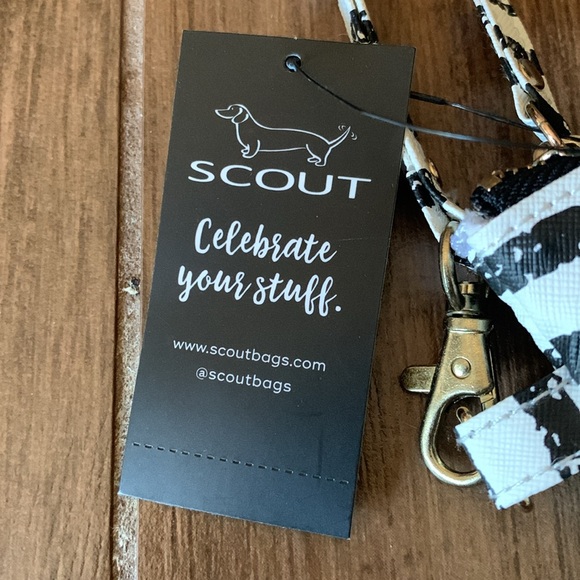 BRAND NEW KATE WRISTLET from SCOUT. Black and white stripes w/white quilt inside - Picture 3 of 6